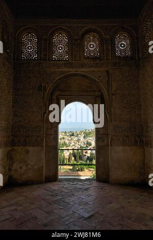 Palacio de Generalife, Blick durch Fenster, Tür mit Rundbogen, Mirador del Patio de la Acequia, Oriental, Alhambra, Granada, Spanien Stockfoto