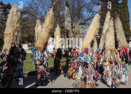 Sinj, Kroatien. Februar 2024. Menschen, die Schafvlies auf dem Kopf tragen, nehmen am 13. Februar 2024 an der Karnevalsparade der Region Cetina in Sinj, Kroatien, Teil. Didi aus Kamesnica tragen auf ihren Köpfen Schafvliese, bis zu 1,5 Meter hoch und Glocken um die Taille. Sie tragen alte Kleider, die mit bunten Fransen genäht sind. Sie symbolisieren den rituellen Kampf der guten Geister gegen den Winter, indem sie ihn verjagen, indem sie Lärm machen und auf und ab springen. Foto: Ivana Ivanovic/PIXSELL Credit: Pixsell/Alamy Live News Stockfoto