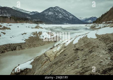 Niedrigwasserstand am Sylvenstein im Jahr 2015, Herbst, Oberbayern, Bayern, Deutschland Stockfoto