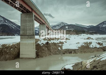 Niedrigwasserstand am Sylvenstein im Jahr 2015, Herbst, Oberbayern, Bayern, Deutschland Stockfoto