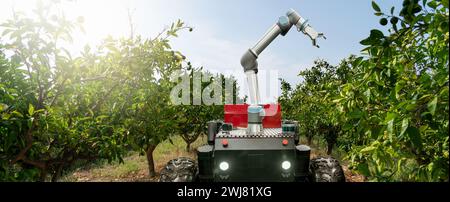 Autonomer Mähroboter mit Roboterarm, der Früchte auf einem intelligenten Bauernhof erntet. Konzept. Stockfoto