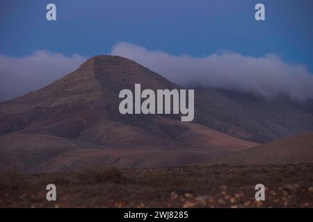 Halbwüste in der Nähe von Tindaya, Montana Sagrada de Tindaya, Kanarische Inseln, Fuerteventura, Spanien Stockfoto