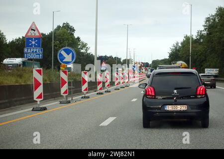 29.09.2023, Namur, BEL - Spurverengung aufgrund einer Strassenbaustelle auf der A3. A3, Alltag, Aussen, Aussenaufnahme, Autobahn, Autofahrer, Automobil, Autos, Autoverkehr, Baustelle, Belgien, belgisch, Berufsverkehr, E40, Europa, europaeisch, Europastrasse 40. Europastrasse, Fahrzeuge, Gesellschaft, Herbst, Individualverkehr, Jahreszeit, Kfz, Kraftfahrzeuge, Namur, Personenkraftwagen, PKW, QF, Querformat, Spurverengung, Stau, Stauung, Stand, Stillstand, Stillstand, Stockender Verkehr, Strasse, Strassenbaustelle, Strassenszene, Strassenverkehr, Verkehr, Wegebau, Westeuropa, Wirtschaft 23092 Stockfoto