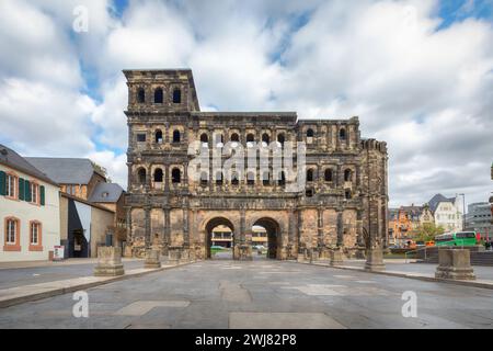 Trier, Deutschland. Blick auf Porta Nigra - das große römische Stadttor aus dem Jahr 180 n. Chr. mit Türmen aus schweren Steinplatten Stockfoto