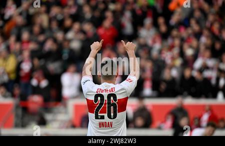 Deniz Undav VfB Stuttgart (26) Torfeier, Daumen hoch, auf Fans, Zuschauer, von hinten, MHPArena, MHP Arena Stuttgart, Baden-Württemberg Stockfoto