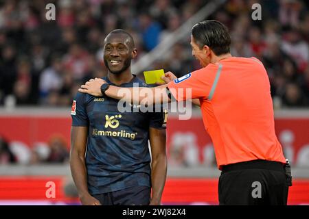 Schiedsrichter Deniz Aytekin zeigt Joshua Guilavogui 1. FSV Mainz 05 (23) gelbe Karte, gelb, Warnung, beide lachen, Geste, Humor, MHPArena, MHP Arena Stockfoto