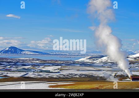 Dampfwolke in Winterlandschaft, See und Berge, Feuer und Eis, Myvatn, Island Stockfoto