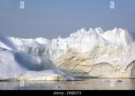 Riesiger Eisberg im Glanz der Mitternachtssonne Disko Bay, Ilulissat, Arktis, Grönland, Dänemark Stockfoto