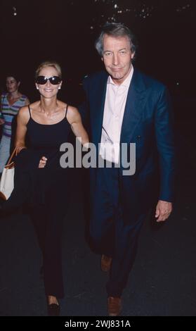 Charlie Rose und Amanda Burden bei einer Aufführung von „The Seagull“ im Delacorte Theatre im Central Park in New York City am 8. August 2001. Foto: Henry McGee/MediaPunch Stockfoto