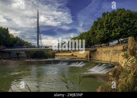 Die Fußgängerbrücke Malecon oder Manterola ist eine Fußgängerbrücke aus Stahl über den Fluss Segura in der Hauptstadt der Region Murcia, Spanien, Europa. Stockfoto