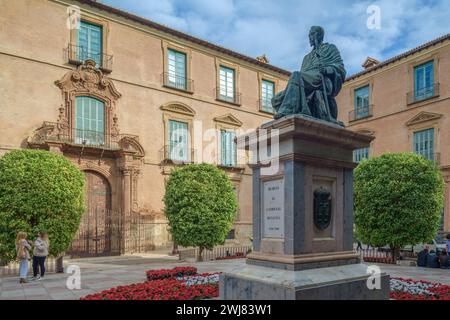 Im Garten der Glorieta de España, vor dem Bischofspalast, befindet sich die Statue des Kardinals Belluga, Vizekönig und Generalkapitäns von Murcia, Spanien. Stockfoto