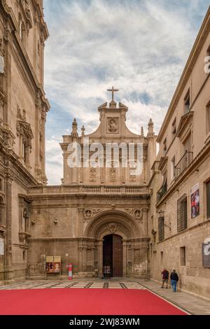 Kettentor mit Platereskfassade aus dem 16. Jahrhundert zum Murcia Cathedral Museum in Plaza de los Hernandez Amores, autonome Gemeinde, Spanien. Stockfoto