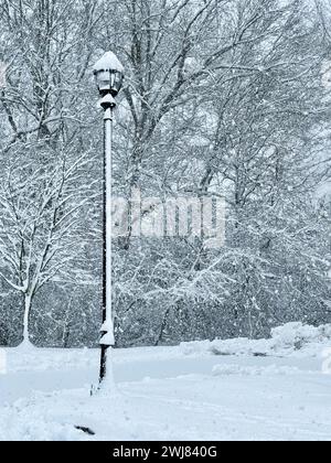 Bloomfield, CT, USA. Februar 2024. Der Wintersturm Lorraine bringt fast einen Fuß Schnee über Connecticut. (Kreditbild: © Christy Prosser/ZUMA Press Wire) NUR REDAKTIONELLE VERWENDUNG! Nicht für kommerzielle ZWECKE! Stockfoto