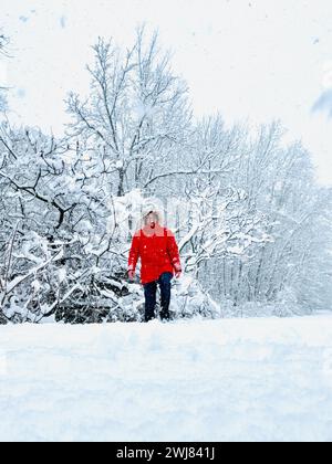 Bloomfield, CT, USA. Februar 2024. Der Wintersturm Lorraine bringt fast einen Fuß Schnee über Connecticut. (Kreditbild: © Christy Prosser/ZUMA Press Wire) NUR REDAKTIONELLE VERWENDUNG! Nicht für kommerzielle ZWECKE! Stockfoto