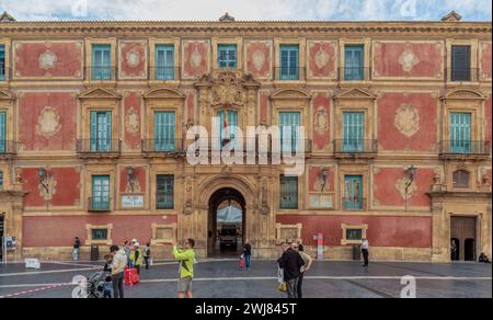 Außenfassade des Bischofspalastes des Bistums Cartagena auf der Plaza del Cardenal Belluga der Hauptstadt in der Region Murcia, Spanien. Stockfoto