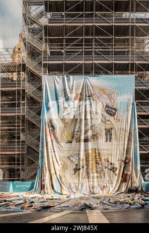 Die Verlegung des Hügels zur Abdeckung des Gerüsts für die Restaurierungsarbeiten an der Hauptfassade der Kathedrale der Hauptstadt der Region Murcia, Spanien, Stockfoto