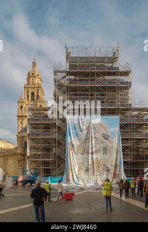 Die Verlegung des Hügels zur Abdeckung des Gerüsts für die Restaurierungsarbeiten an der Hauptfassade der Kathedrale der Hauptstadt der Region Murcia, Spanien, Stockfoto