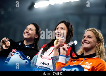Doha, Katar. Februar 2024. Qianting Tang aus China Gold, TEs Schouten aus den Niederlanden Silber, Siobhan Bernadette Haughey aus Hong Kong Bronze zeigen ihre Medaillen, nachdem sie im 100-m-Brustfinale der schwimmenden Frauen während der 21. Aquatics World Championships am Aspire Dome in Doha (Katar) am 13. Februar 2024 teilgenommen hatten. Quelle: Insidefoto di andrea staccioli/Alamy Live News Stockfoto