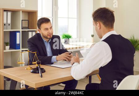 Rechtsanwaltsberater, der Einzelunternehmen professionelle Beratung und Beratung bietet Stockfoto