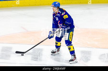 EHC Kloten - HC Fribourg-Gotteron, Stimo Arena, National League NL, reguläre Saison: #64 David Reinbacher, Verteidiger EHC Kloten mit dem Puck. (Kloten Stockfoto