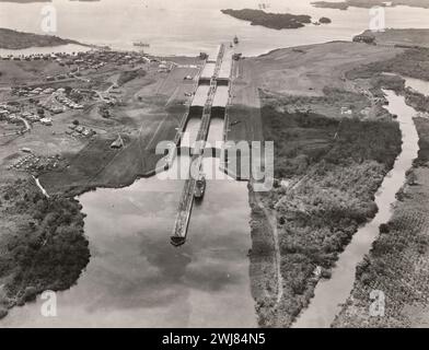 Luftaufnahme der Gatun Schleusen, Panamakanalzone, 1925 Stockfoto