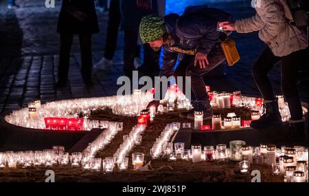 Dresden, Deutschland. Februar 2024. Die Menschen bilden eine große Kerze mit ihren Lichtern auf dem Neumarkt. Den ganzen Tag über finden in der Stadt Gedenkveranstaltungen zum 79. Jahrestag des Bombenanschlags auf Dresden statt. Quelle: Matthias Rietschel/dpa/Alamy Live News Stockfoto