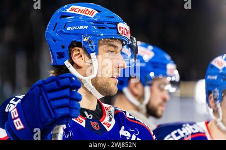 EHC Kloten - HC Fribourg-Gotteron, Stimo Arena, National League NL, reguläre Saison: #71 Michael Loosli, Stürmer EHC Kloten auf der Auswechselbank. (Kl Stockfoto