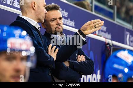 EHC Kloten - HC Fribourg-Gotteron, Stimo Arena, National League NL, reguläre Saison: Stephan Mair, Headcoach EHC Kloten hört Assistenztrainer Kimmo Rin Stockfoto