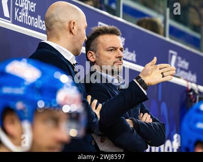 EHC Kloten - HC Fribourg-Gotteron, Stimo Arena, National League NL, reguläre Saison: Stephan Mair, Headcoach EHC Kloten hört Assistenztrainer Kimmo Rin Stockfoto