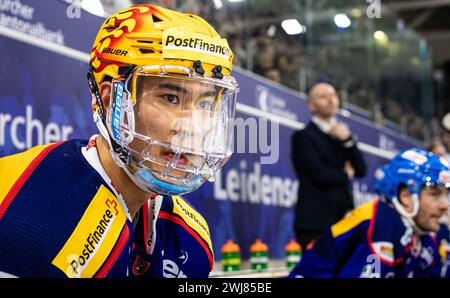 EHC Kloten - HC Fribourg-Gotteron, Stimo Arena, National League NL, reguläre Saison: Topskorer Jonathan Ang, Stürmer EHC Kloten sitzt auf der Spielerba Stockfoto