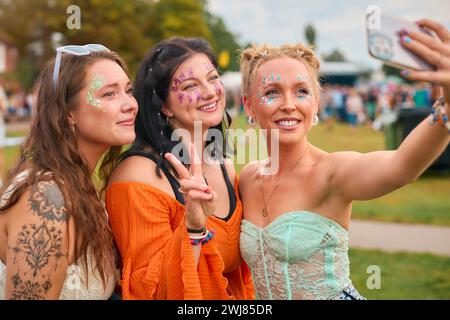Drei Weibliche Freunde Tragen Glitzer, Die Für Selfie Beim Summer Music Festival Posierten Stockfoto