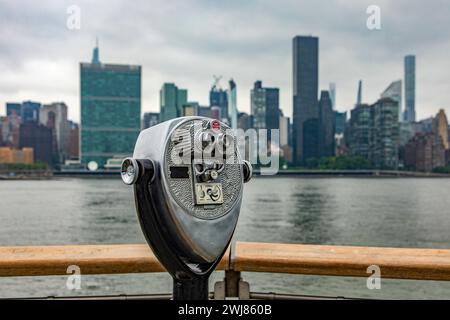 Blick auf die Skyline von Manhattan mit einem Fernglas von Long Island, einer Insel, die sich über New York (USA) erstreckt, von wo aus Sie den Himmel sehen können Stockfoto