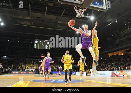 Berlin, Deutschland. Februar 2024. Berlin, Deutschland. 13. Februar 2024: Bodie Hume (13) von BG Göttingen erzielt im Spiel easyCredit BBL - Alba Berlin gegen BG Göttingen - Max Schmeling Halle zwei Punkte. Berlin, Deutschland. (Ryan Sleiman /SPP) Credit: SPP Sport Press Photo. /Alamy Live News Stockfoto