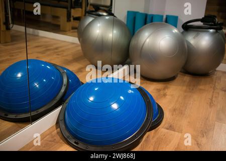 Yoga-Requisiten und Materialien in einem Fitnessstudio. Keine Personen Stockfoto