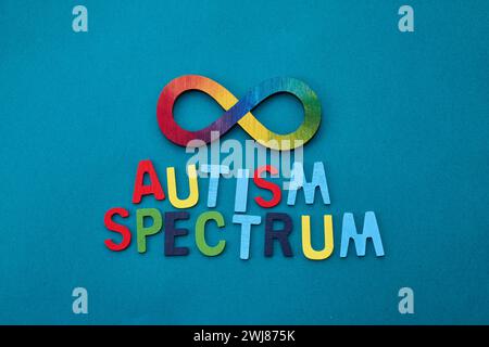 Autistisches Regenbogen8-Unendlichkeitssymbol. Autismus-Awareness-Tag-Symbol. Stockfoto