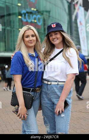 Junge Frauen England Lionesses Fans vor Old Trafford vor England gegen Österreich UEFA Women's Euro 6. Juli 2022 Old Trafford Manchester Stockfoto