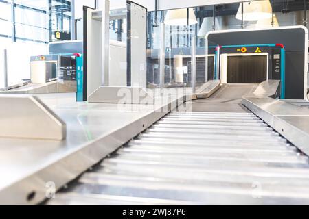 Sicherheitsgepäckscanner und Tore mit Metalldetektoren am Flughafen Stockfoto