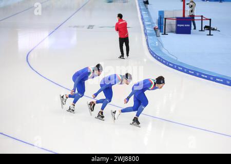 6. FEBRUAR 2022: Peking, China: Andrea Giovannini, Davide Ghiotto und Michele Malfatti trainieren vor dem Speed Skating Men's Team Pursuit im Beijin Stockfoto
