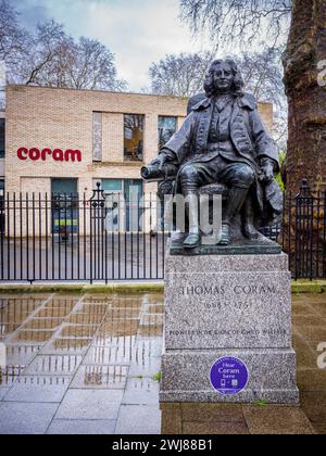 Thomas Coram Statue London - Statue von Thomas Coram, dem Pionier des Kinderschutzes, vor dem Foundling Museum am Brunswick Square Bloomsbury London. Stockfoto