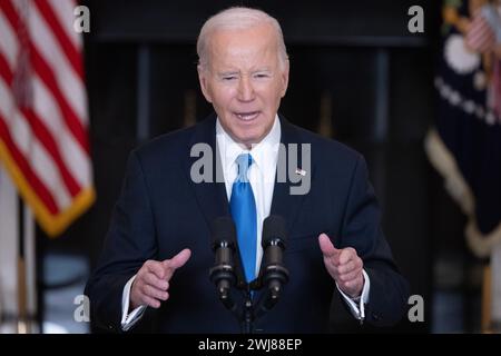 US-Präsident Joe Biden hält im Staatsrestaurant des Weißen Hauses in Washington, DC, USA. Februar 2024. Präsident Biden forderte das US-Repräsentantenhaus auf, ein Gesetz über 95 Milliarden US-Dollar mit Hilfe für die Ukraine, Israel und Taiwan zu verabschieden. Der Plan wurde mit parteiübergreifender Unterstützung im Senat verabschiedet, wird aber aufgrund des Widerstands von rechtsextremen Konservativen, die den ehemaligen US-Präsidenten Donald J. Trump unterstützen, im republikanisch kontrollierten Repräsentantenhaus nicht angenommen. Quelle: SIPA USA/Alamy Live News Stockfoto