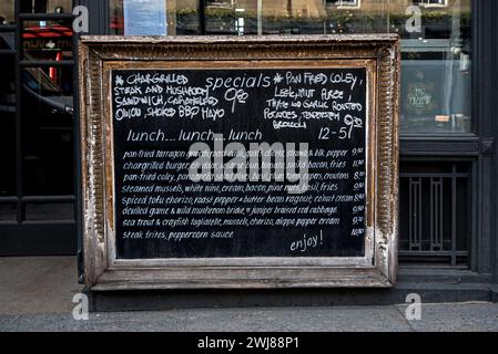 Menü-Board vor dem Outsider Restaurant auf der George IV Bridge in Edinburghs Altstadt. Stockfoto
