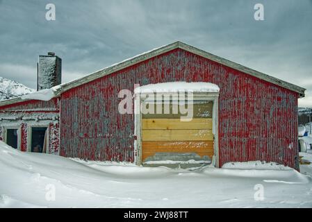 Verlassenes Haus, Skrolsvik, Festung, erbaut von der deutschen Wehrmacht 1941, heute Ruinen, Museum und verlorener Ort, Senja, Norwegen. Winter mit Schnee Stockfoto