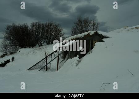 Skrolsvik, 1941 von der deutschen Wehrmacht erbaute Festung, heute Ruinen, Museum und verlorener Ort, Senja, Norwegen. Winter mit Schnee Stockfoto