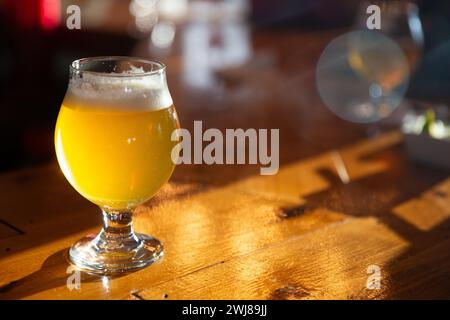 Craft-Bier in einer Bar frisch gegossen Stockfoto