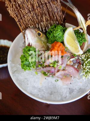 Toter Fischkopf im Sashimi-Teller Stockfoto