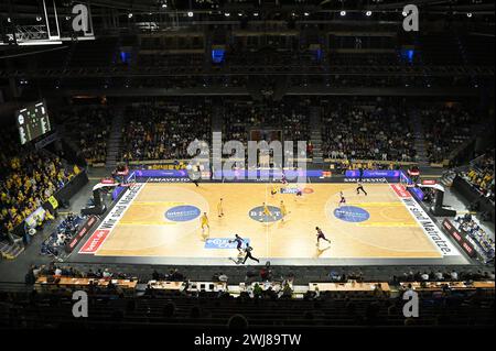 Berlin, Deutschland. Februar 2024. Berlin, Deutschland. 13. Februar 2024: Ein allgemeiner Blick auf das Stadion während des Spiels easyCredit BBL - Alba Berlin gegen BG Göttingen - Max Schmeling Halle. Berlin, Deutschland. (Ryan Sleiman /SPP) Credit: SPP Sport Press Photo. /Alamy Live News Stockfoto