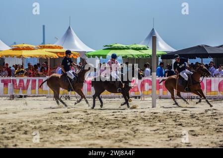 Melbourne, Australien. Februar 2024. Polo-Spieler von Captain Baxter und Whispering Angel sind in einem Polospiel beim Luxury Escapes Twilight Beach Polo 2024 in Aktion zu sehen. (Foto: Alexander Bogatyrev/SOPA Images/SIPA USA) Credit: SIPA USA/Alamy Live News Stockfoto