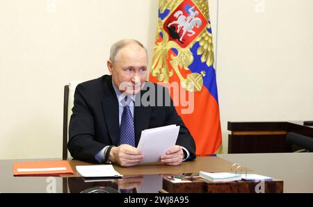 Novo-Ogaryovo, Russland. Februar 2024. Der russische Präsident Wladimir Putin leitet am 13. Februar 2024 ein Videotreffen mit den Mitgliedern des Sicherheitsrats aus der offiziellen Präsidialresidenz von Novo-Ogarjowo außerhalb Moskaus. Quelle: Alexander Kazakov/Kreml Pool/Alamy Live News Stockfoto