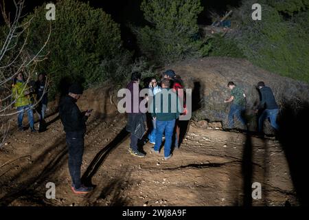 Pontos, Girona, Spanien. Februar 2024. Hunderte katalanischer Bauern blockieren die AP-7 und die N-2 in der Stadt PontÃ³s in der Nähe von Girona und der Grenze zu Frankreich. Während der Blockade haben sie Kiefern abgeholzt und Lagerfeuer gemacht, um die Straße in beide Richtungen zu blockieren. Sie planen, die Nacht zu verbringen. (Kreditbild: © Marc Asensio Clupes/ZUMA Press Wire) NUR REDAKTIONELLE VERWENDUNG! Nicht für kommerzielle ZWECKE! Stockfoto