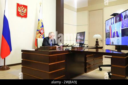 Novo-Ogaryovo, Russland. Februar 2024. Der russische Präsident Wladimir Putin leitet am 13. Februar 2024 ein Videotreffen mit den Mitgliedern des Sicherheitsrats aus der offiziellen Präsidialresidenz von Novo-Ogarjowo außerhalb Moskaus. Quelle: Alexander Kazakov/Kreml Pool/Alamy Live News Stockfoto